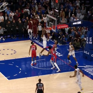 开云体育-太刺激了！泰森助攻莫布里扣篮准绝杀！马克西超远三分反绝杀不进